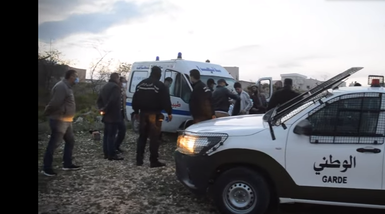 فيديو جلسة خمرية لـ3 أشخاص في سيارة إسعاف خاصة خرقوا حظر التجول
