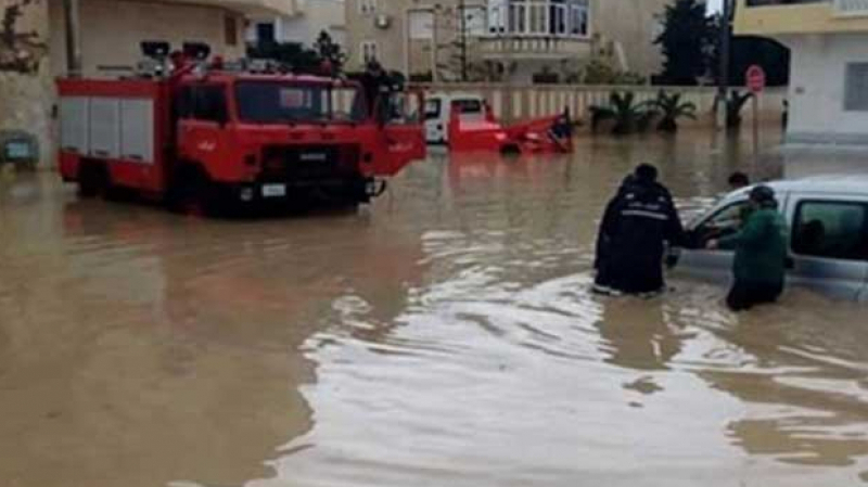 البحث عن سائق سيارة أجرة جرفته مياه الأمطار ببرج شاكير