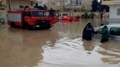 البحث عن سائق سيارة أجرة جرفته مياه الأمطار ببرج شاكير