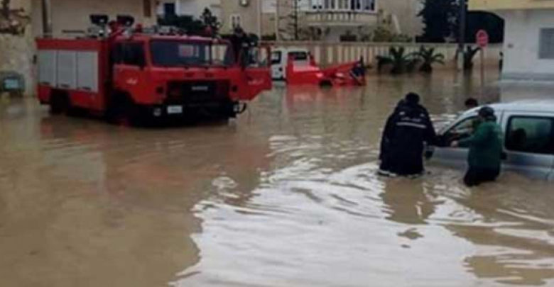 البحث عن سائق سيارة أجرة جرفته مياه الأمطار ببرج شاكير