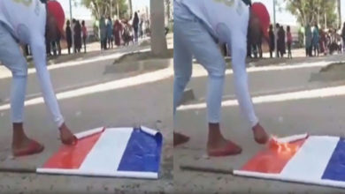 الان اطلاق سراح الشاب الذي قام بحرق علم فرنسا… في مسيرة لنصرة رسول الله