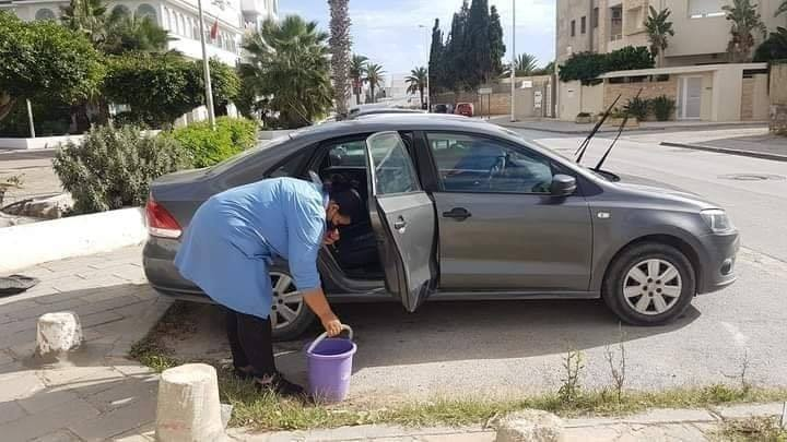 صورة أثارت الرأي العام-عاملة نظافة تُكَلّف بغسل سيارة إدارية “كان مانغسلش الكربهة يطردوني” ! (فيديو)