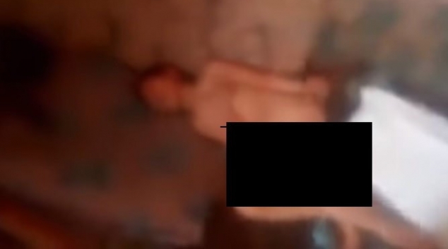 فيديو الاعتداء على طفل و تجريده من ملابسه..الخال هو من اعتدى عليه و بحضور أمه