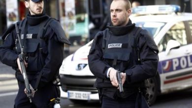 اعتقال رجل بيده منجل في باريس