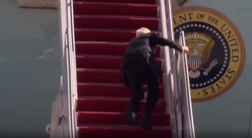 (فيديو) بايدن يسقط 3 مرّات خلال صعوده درج الطائرة الرئاسية