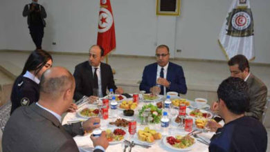 ثكنة بوشوشة هشام المشيشي يتناول وجبة الإفطار مع أعوان وإطارات وحدات التدخل