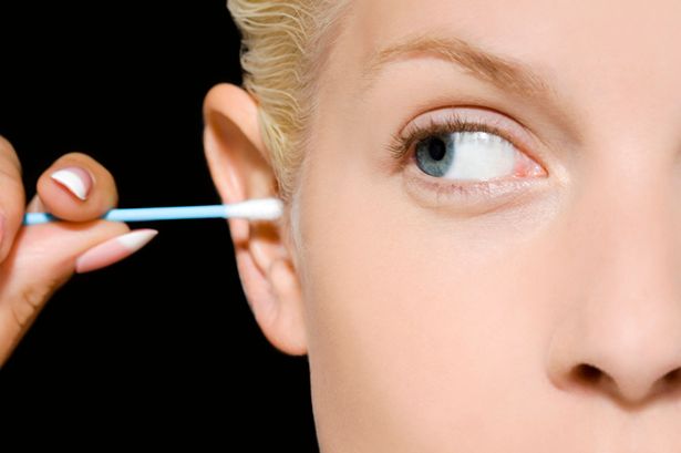 تحذيرات صحية خطيرة قد تدفعك للتوقف عن استخدام أعواد القطن لتنظيف أذنيك
