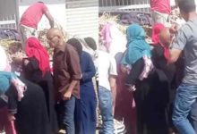 تونس العاصمة رجل كبير في السن يقوم بأفعال غريبة في السوق مع النساء